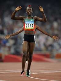 Pamela Jelimo, de Kenia, festeja su victoria en 800 metros