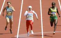 Roqaya Al-Gassra de Bahrain (al centro) ganó su hit en 200 metros. Guzel Khubbieva de Uzbekistán (izquierda) y Kerron Stewart de Jamaica