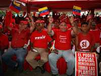 Simpatizantes del presidente Hugo Chávez celebran la medida del gobierno venezolano
