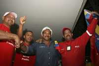 Simpatizantes del presidente Hugo Chávez celebran con trabajadores de la filial venezolana de Cementos Mexicanos la decisión del gobierno de nacionalizar la empresa