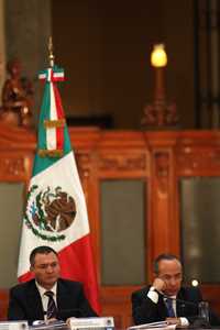 Genaro García Luna y Felipe Calderón escuchan las intervenciones en Palacio Nacional