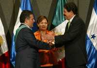 El gobernador de Chiapas, Juan Sabines, recibe del presidente de Honduras, Juan Manuel Zelaya, la orden José Cecilio del Valle. Atestigua la canciller Patricia Espinosa