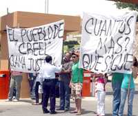 Familiares de personas recientemente ejecutadas en Creel, Chihuahua, durante su manifestación de ayer en la capital del estado, en demanda de que se detenga a los responsables de los homicidios