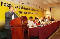El gobernador de Michoacán, Leonel Godoy, se dirige a los asistentes al foro sobre la soberanía alimentaria