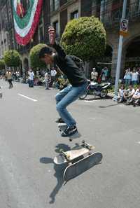 Miles de jóvenes acudieron al Zócalo para participar en el festival Urbania y mostrar sus habilidades en la patineta o bicicleta