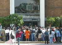 Trabajadores del Hospital General Manuel Gea González protestan por "malas condiciones laborales". La imagen, en octubre de 2003