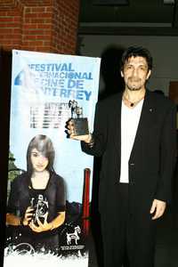 El actor Víctor Hugo Carrizo, del elenco de actores de La rabia, se encargó de recibir los galardones otorgados a esa cinta