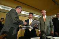 Javier Jiménez Espriú, durante la entrega de la propuesta ciudadana en materia energética. El documento fue recibido por los senadores Carlos Navarrete, Dante Delgado y Ricardo Cantú