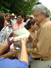Andrés Manuel López Obrador dialoga con habitantes de La Cruz, Chihuahua, estado que visitó ayer