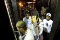 Indocumentados mexicanos deportados de Estados Unidos llegan a Tijuana, Baja California, en imagen de mayo pasado