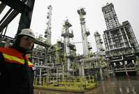 Un trabajador de la compañía petrolera estatal chilena ENAP atestigua la inauguración de una refinería en la ciudad de Concón, a 120 kilómetros de Santiago. Con esta planta los chilenos esperan importar menos diesel en la segunda mitad del año