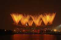 Los fantásticos fuegos artificiales sobre el estadio Nacional Nido de Pájaro dieron fin a la ceremonia de clausura de los Juegos Olímpicos de Pekín 2008