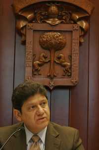El rector de la Universidad de Guadalajara, Carlos Briseño, se deslindó del grupo de su antecesor, Raúl Padilla López, a quien acusó de haber desviado a la institución de sus objetivos