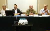 Carlos Fazio, Francisco Gallardo, José Steinsleger y José Luis Piñeiro, durante el encuentro