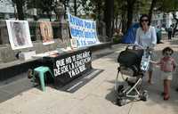 Aspecto del ayuno organizado por la Unión Nacional de Padres de Familia en contra de la despenalización del aborto en el Distrito Federal, en Paseo de la Reforma