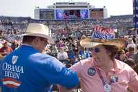 Partidarios de Barack Obama procedentes de California bailan en el estadio Invesco Field, en Denver, adonde se trasladó la convención demócrata en su último día