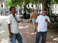 La moda en La Habana, hablar por celular  Gerardo Arreola