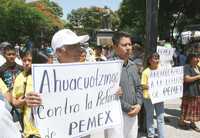 Brigadistas guerrerenses en defensa de Pemex se manifestaron en la plaza Primer Congreso de Anáhuac, en Chilpancingo