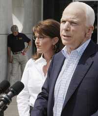 El virtual candidato republicano a la presidencia de Estados Unidos John McCain, acompañado de Sarah Palin, su compañera de fórmula, al anunciar ayer los cambios en el desarrollo de la convención del partido para dar prioridad a la atención de la emergencia por el huracán