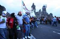 Llegada al Zócalo de uno de los contingentes que marcharon desde el Ángel de la Independencia para protestar contra la política económica y laboral del gobierno de Felipe Calderón