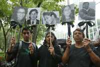 Al cumplirse ayer seis meses del ataque a un campamento de las FARC instalado en Ecuador, familiares y amigos de los mexicanos caídos en ese sitio se manifestaron frente a la embajada de Colombia