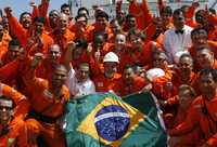 El presidente de Brasil, Luiz Inacio Lula da Silva, posa con trabajadores de Petrobras en la plataforma P-34, frente a costas del estado Espirito Santo, desde donde arrancó la extracción de nuevos yacimientos petroleros