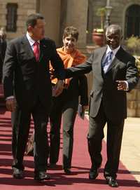El presidente Hugo Chávez fue recibido por el presidente Thabo Mbeki a su arribo a Pretoria, Sudáfrica