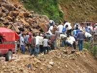 Uno de los deslaves ocurridos ayer en una carretera que comunica por lo menos 100 comunidades rurales con la cabecera municipal de Tapachula, Chiapas