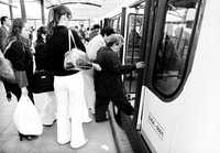 La separación de hombres y mujeres en el transporte público debe ser una medida transitoria para evitar la segregación social, recomendaron funcionarias de organismos internacionales