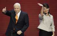 John McCain, virtual candidato republicano a la Casa Blanca, al hacer una breve aparición ayer en la convención que se desarrolla en Saint Paul, Minnesota, al término del discurso de su compañera de fórmula, Sarah Palin (a la derecha)