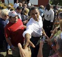 Barack Obama, candidato demócrata a la Casa Blanca, saluda a simpatizantes en un mitin ayer en Dillonvale, Ohio