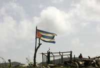 Cubanos reconstruyen una casa destruida por el huracán Gustav, ayer en el poblado de Nueva Gerona de la Isla de la Juventud