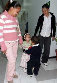 La niña Naomi Bárcenas salió ayer del Instituto Nacional de Pediatría, donde permaneció 26 días hospitalizada