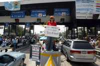 Ayer, libre tránsito a los vehículos en la caseta México-Cuernavaca durante cinco horas. Los profesores de Morelos exigen derogación en el estado del pacto por la calidad de la educación