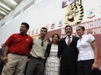 La titular de la SEP, Josefina Vázquez Mota, y el director del IPN, Enrique Villa Rivera (ambos al centro), durante la entrega de reconocimientos a los medallistas olímpicos