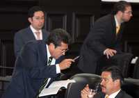 LENGUAJE CORPORAL. Ricardo Monreal y Carlos Navarrete intercambiaron puntos de vista respecto de la ratificación de Manlio Fabio Beltrones al frente de la Junta de Coordinación Política en el Senado