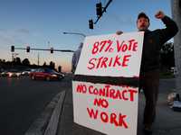 Un maquinista de la empresa Boeing protesta frente a la planta para conseguir el apoyo de los empleados en las negociaciones sobre condiciones laborales y salariales