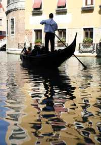 Un gondolero lleva su nave por los tranquilos canales de Venecia, sede de la edición 65 de La Mostra que premió al mexicano Carlos Armella en la categoría de corto