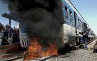Imagen de archivo de pasajeros que indignados por el retraso del tren prenden fuego a un vagón