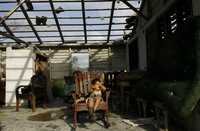 Una niña cubana descansa en su casa destruida por el paso del huracán Gustav en el área de La Palma