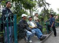 Según la UNAM, alrededor de 26 millones de trabajadores mexicanos carecen de las prestaciones establecidas por la ley y se encuentran fuera de todo contrato legal, lo que convierte a nuestro país en un "paraíso empresarial" para el outsourcing. En la imagen, albañiles, plomeros, azulejeros o carpinteros desempleados aguardan en la Plaza de San Jacinto, en San Ángel, a que alguien llegue a contratarlos