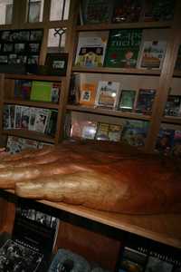 Ejemplares de la librería El Quijote, junto a la mano tallada en madera por el artista Sixto Gerardo Sánchez Reyes