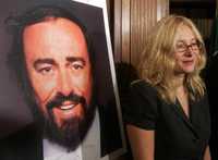 Nicoletta Mantovani, viuda de Luciano Pavarotti, aparece junto a una fotografía del tenor italiano ayer en Roma