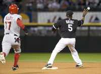 Juan Uribe (5) de los Medias Blancas de Chicago atrapa una bola para el out en la segunda base contra Reggie Willits (77) del equipo de Los Ángeles