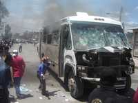 Unas 600 personas, entre jóvenes, amas de casa y niños, arremeten con piedras y palos contra un camión que arrolló a un menor en la avenida El Peñón de Chimalhuacán, estado de México
