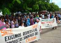 Ayer, cientos de docentes de los 11 municipios de Campeche llevaron a cabo una marcha en el centro histórico de la ciudad. Entre otras cosas exigen la salida del líder gremial en el estado, Mario Tun
