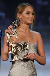 Jennifer Lawrence al recibir el premio Marcello Mastroianni, por su actuación en The Burning Plains