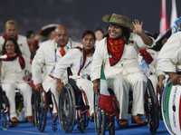 Atletas mexicanos saludan al público durante la inauguración de los Juegos Paralímpicos de Pekín 2008, en el Nido de Pájaro