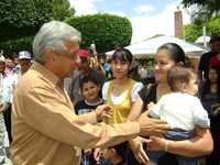 Andrés Manuel López Obrador saluda a algunos habitantes de la comunidad de Cerritos, adonde llegó ayer como parte de su gira or el estado de San Luis Potosí