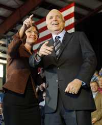 En imagen de archivo, Los republicanos, John McCain y Sarah Palin. De acuerdo con sondeos, ningún candidato repuntó luego de la celebración de sus respectivas convenciones